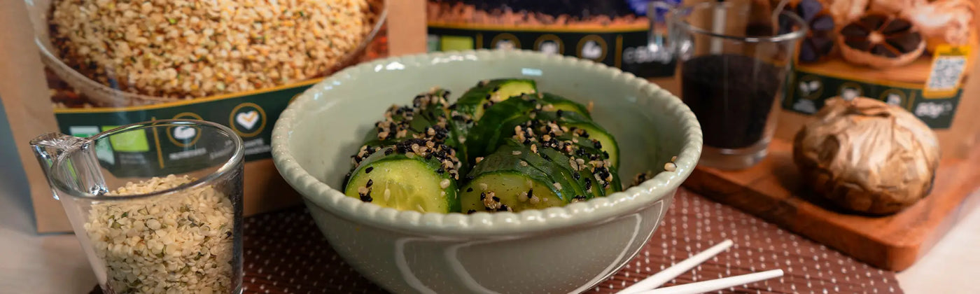 Ricetta di Insalata di cetrioli asiatica con Semi Bio e aglio nero