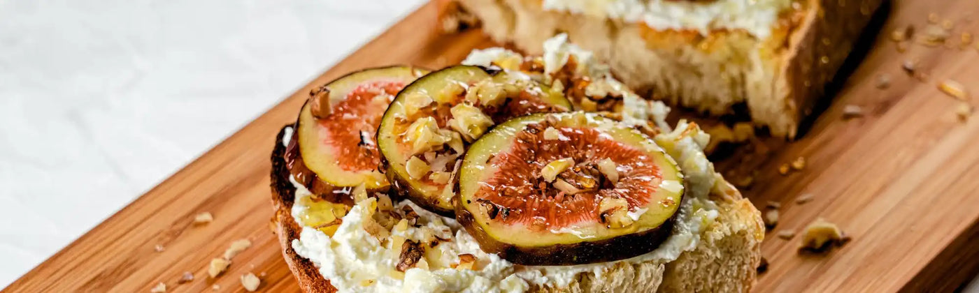 tartine fichi ricotta miele semi canapa Amoseeds specialista superalimenti Bio